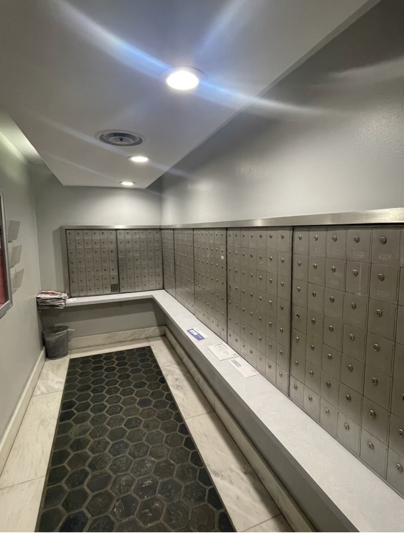 6171 North Sheridan Road, Unit 2502 Chicago, IL 60660 - Photo 25 of 28 a bathroom with a bathtub and shower