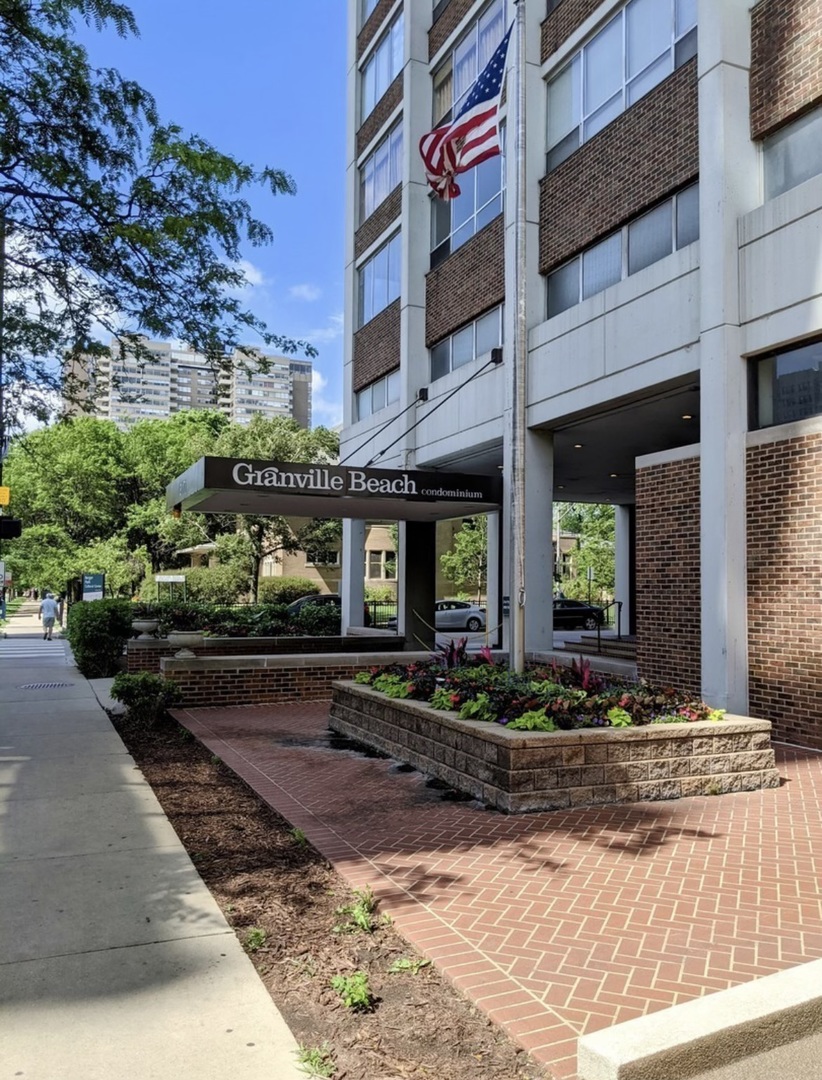 6171 North Sheridan Road, Unit 2502 Chicago, IL 60660 - Photo 3 of 28 a front view of a building