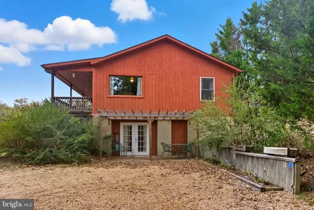 a view of a big room with closet and windows
