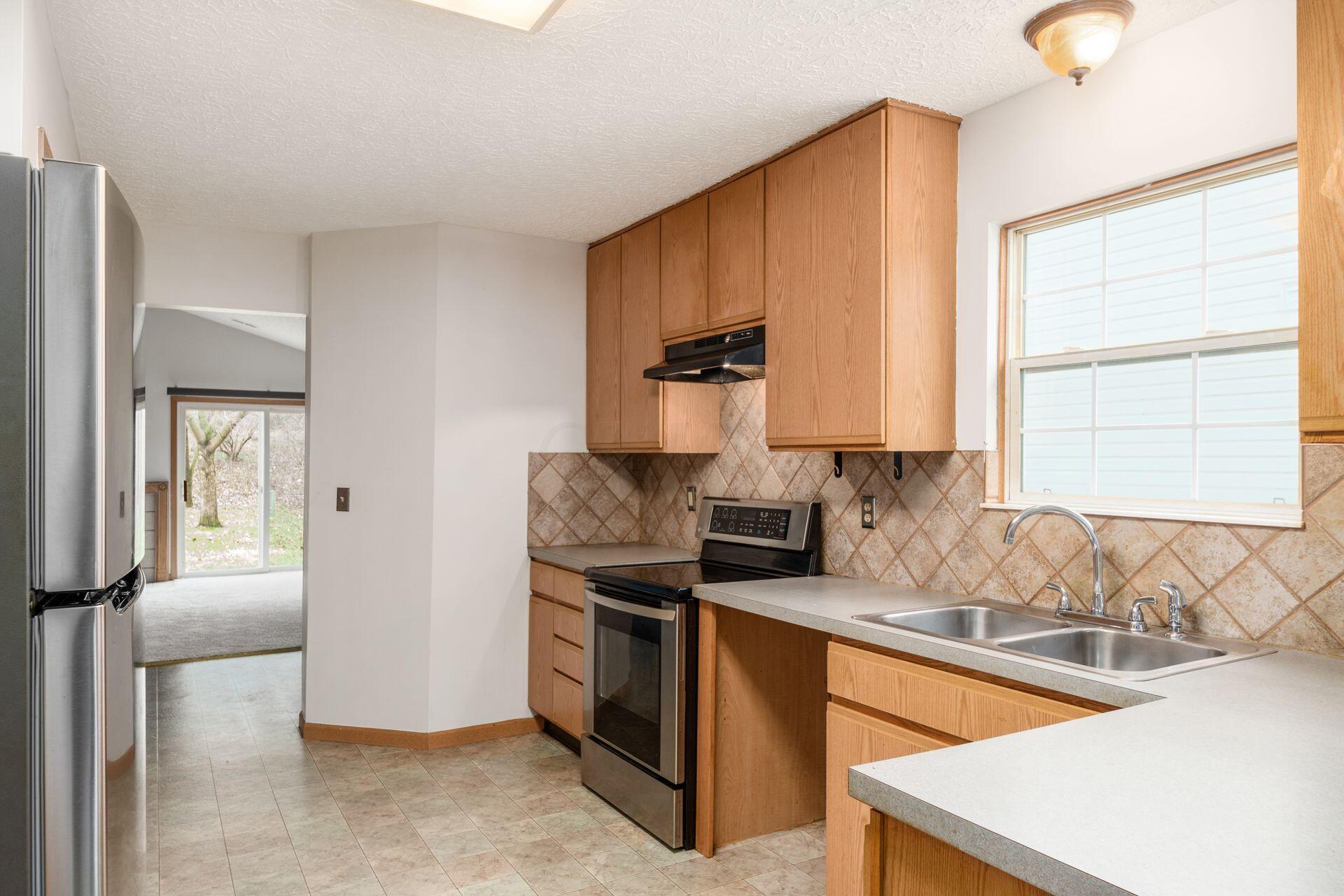 2095 Waymont Road Columbus, OH 43229 - Photo 13 of 30 Kitchen