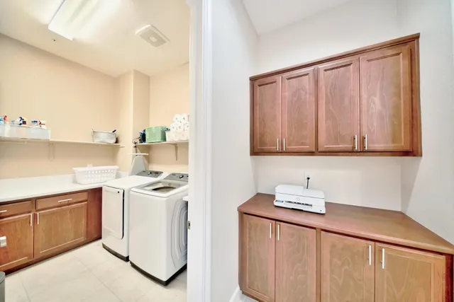 a en suite spacious bathroom with a double vanity sink and a bathtub