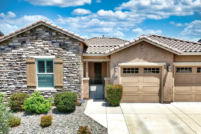 a view of an entryway of the house