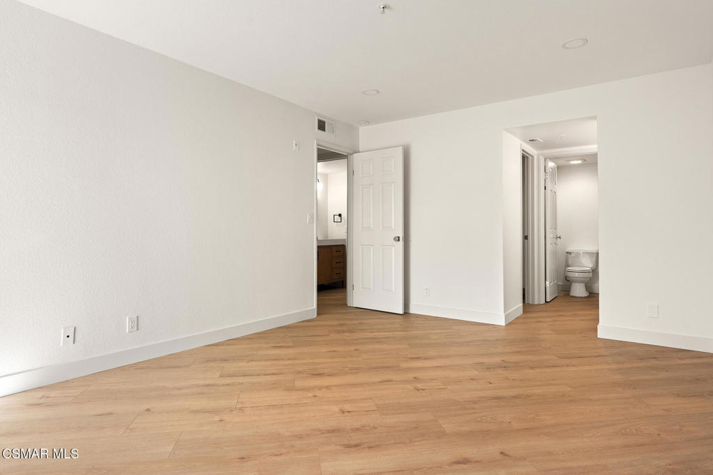 697 Sutton Crest Trail, Unit TL210 Oak Park, CA 91377 - Photo 19 of 37