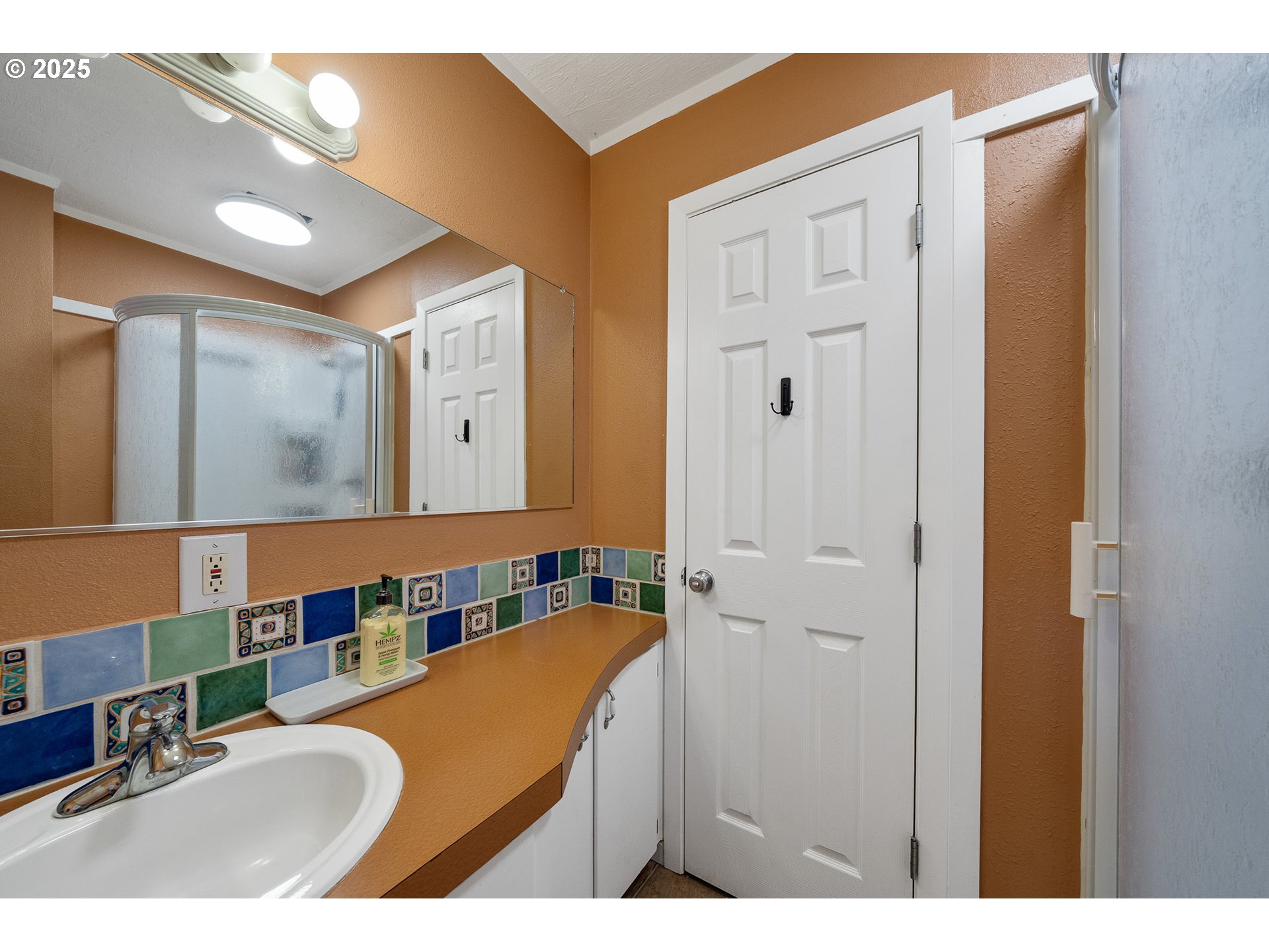 33281 Kammeyer Road Scappoose, OR 97056 - Photo 19 of 48 a bathroom with a sink and a mirror