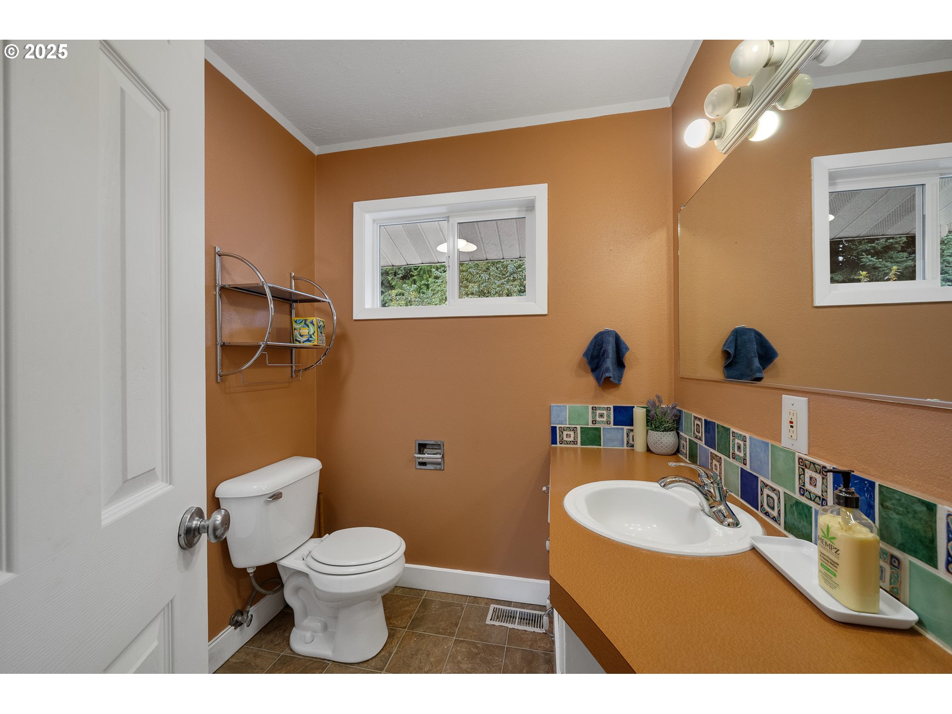 33281 Kammeyer Road Scappoose, OR 97056 - Photo 20 of 48 a bathroom with a toilet a sink and mirror