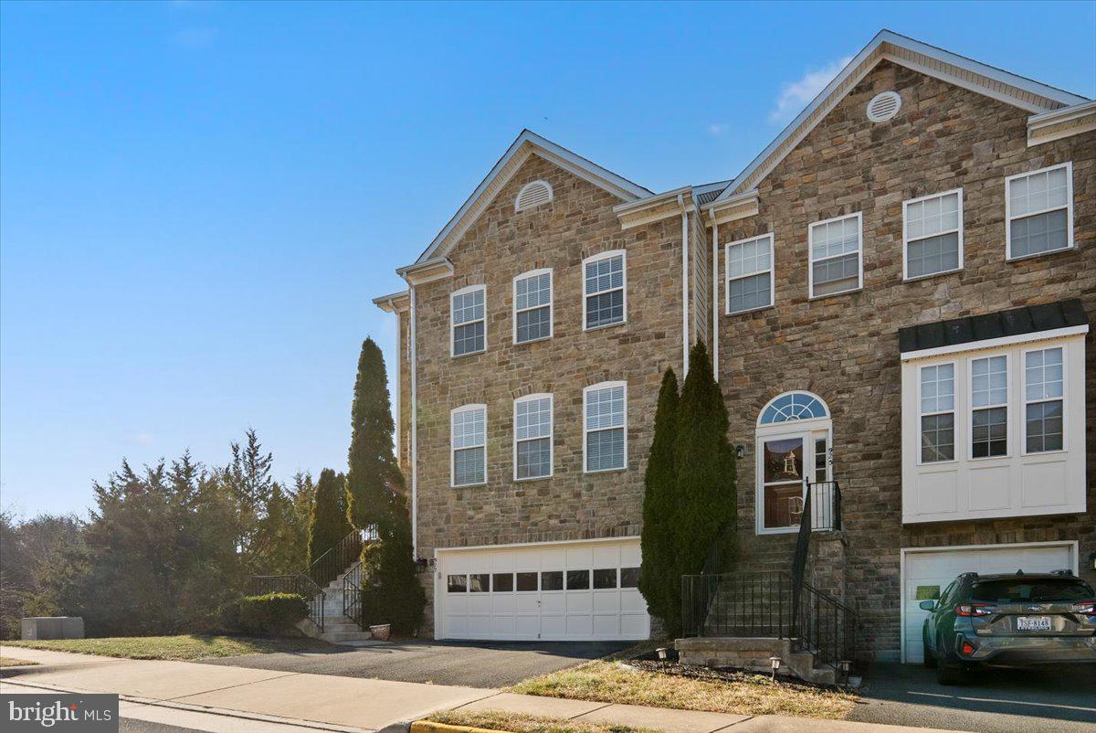 927 Buttonwood Terrace Northeast Leesburg, VA 20176 - Photo 2 of 44 a front view of a house with a garden