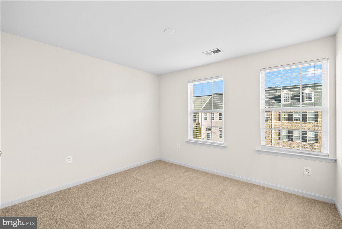 927 Buttonwood Terrace Northeast Leesburg, VA 20176 - Photo 23 of 44 an empty room with a window