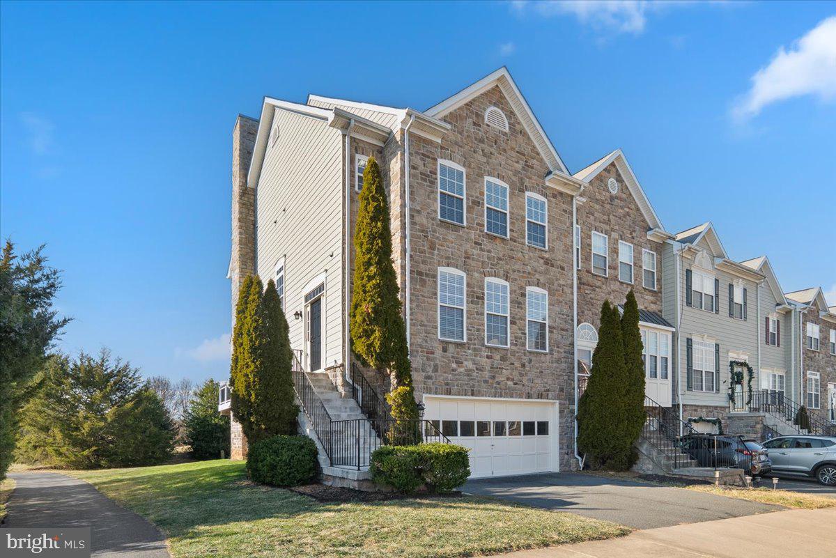 927 Buttonwood Terrace Northeast Leesburg, VA 20176 - Photo 3 of 44 a front view of a residential apartment building with a yard