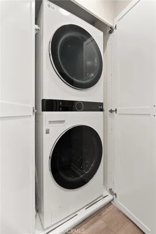 a close up view of a washer and dryer