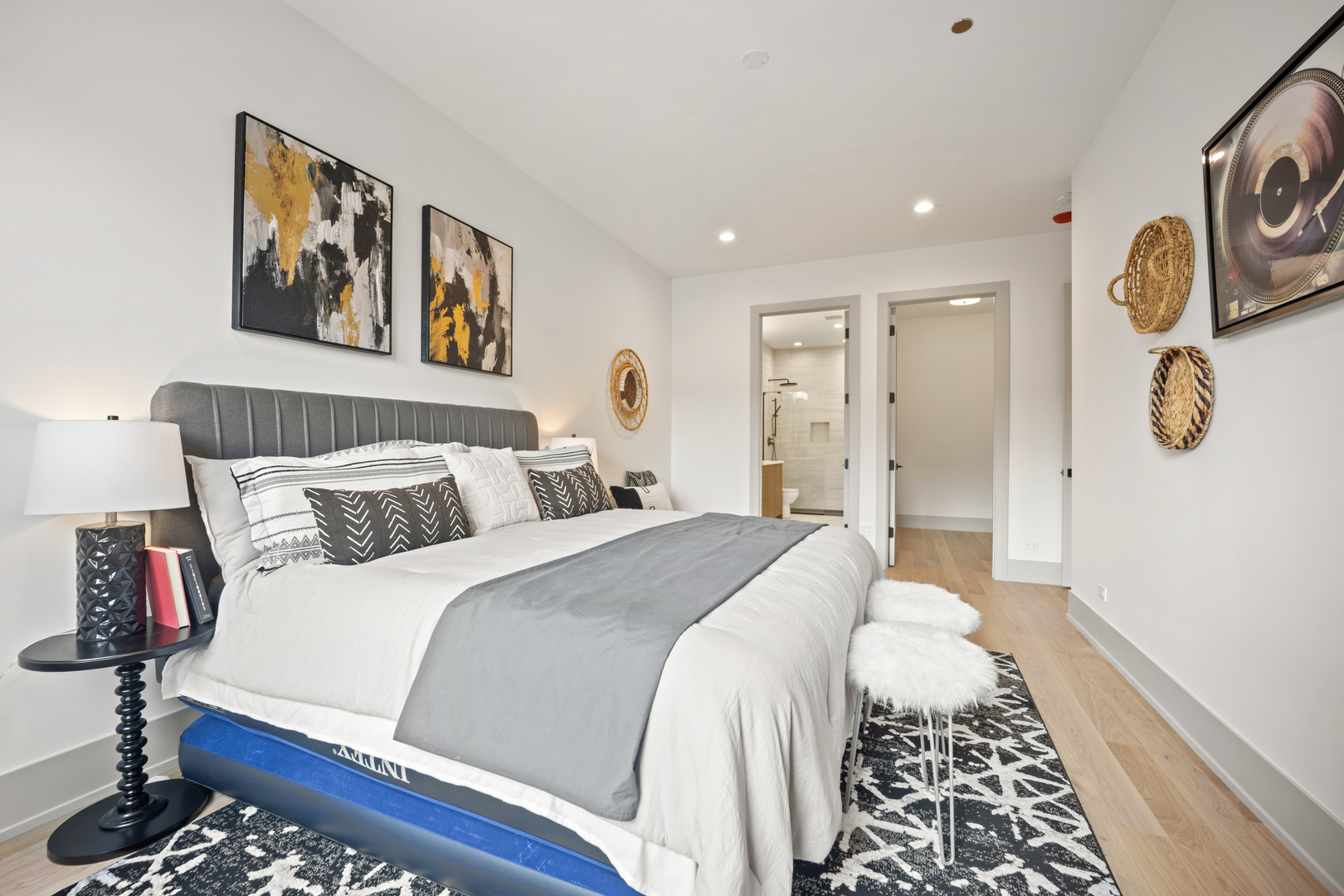 1548 West Ardmore Avenue, Unit 3B Chicago, IL 60660 - Photo 19 of 32 a spacious bedroom with a bed and painting on the wall