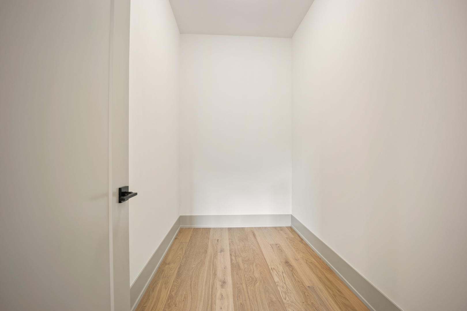 1548 West Ardmore Avenue, Unit 3B Chicago, IL 60660 - Photo 20 of 32 a view of a room with wooden floor