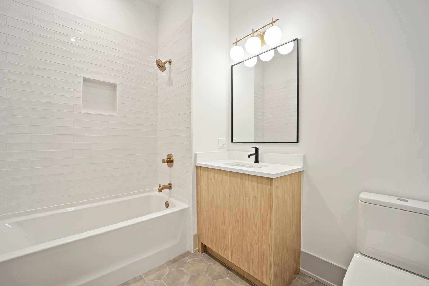 1548 West Ardmore Avenue, Unit 3B Chicago, IL 60660 - Photo 25 of 32 a bathroom with a bathtub sink vanity and a mirror