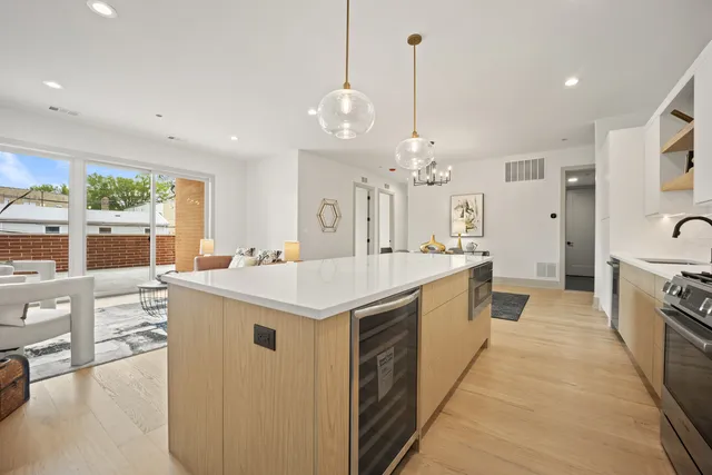a large kitchen with kitchen island a large island in it