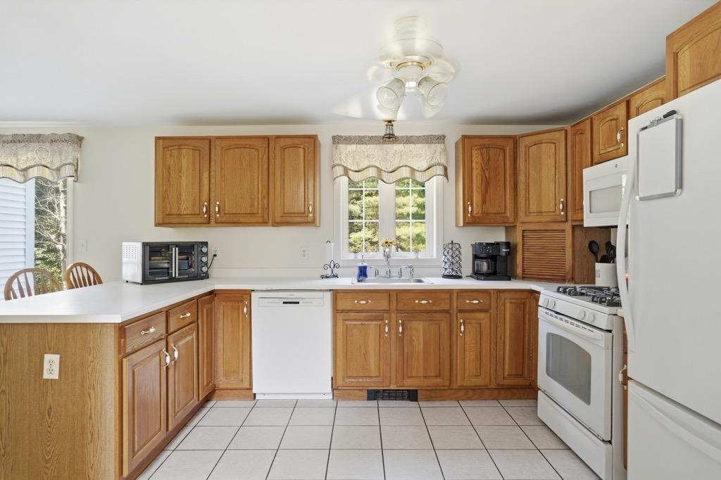 6 Hickory Hill Road Pelham, NH 03076 - Photo 14 of 33