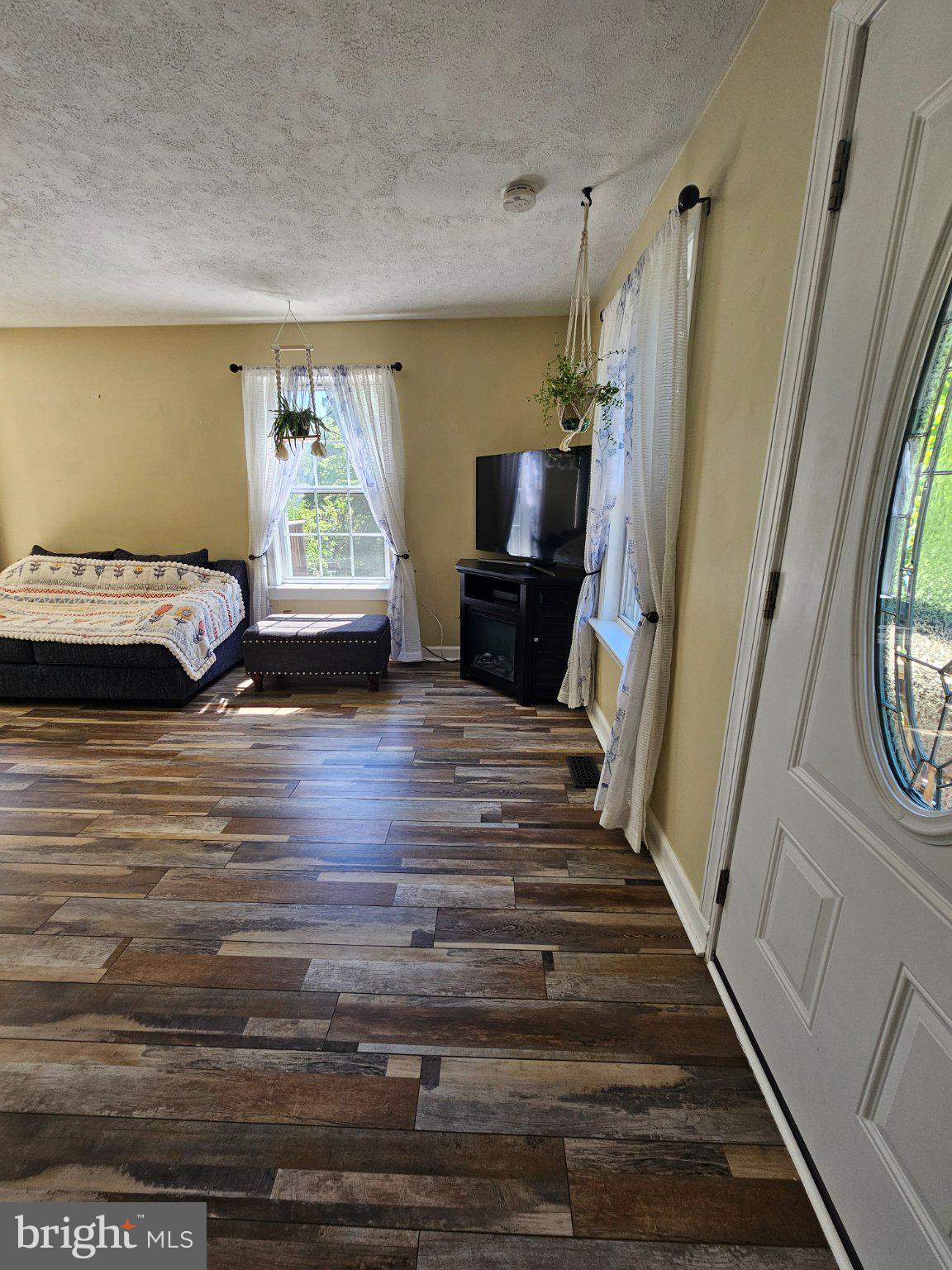 32 Parnassus Road Linden, VA 22642 - Photo 19 of 50 Bright and inviting living space.