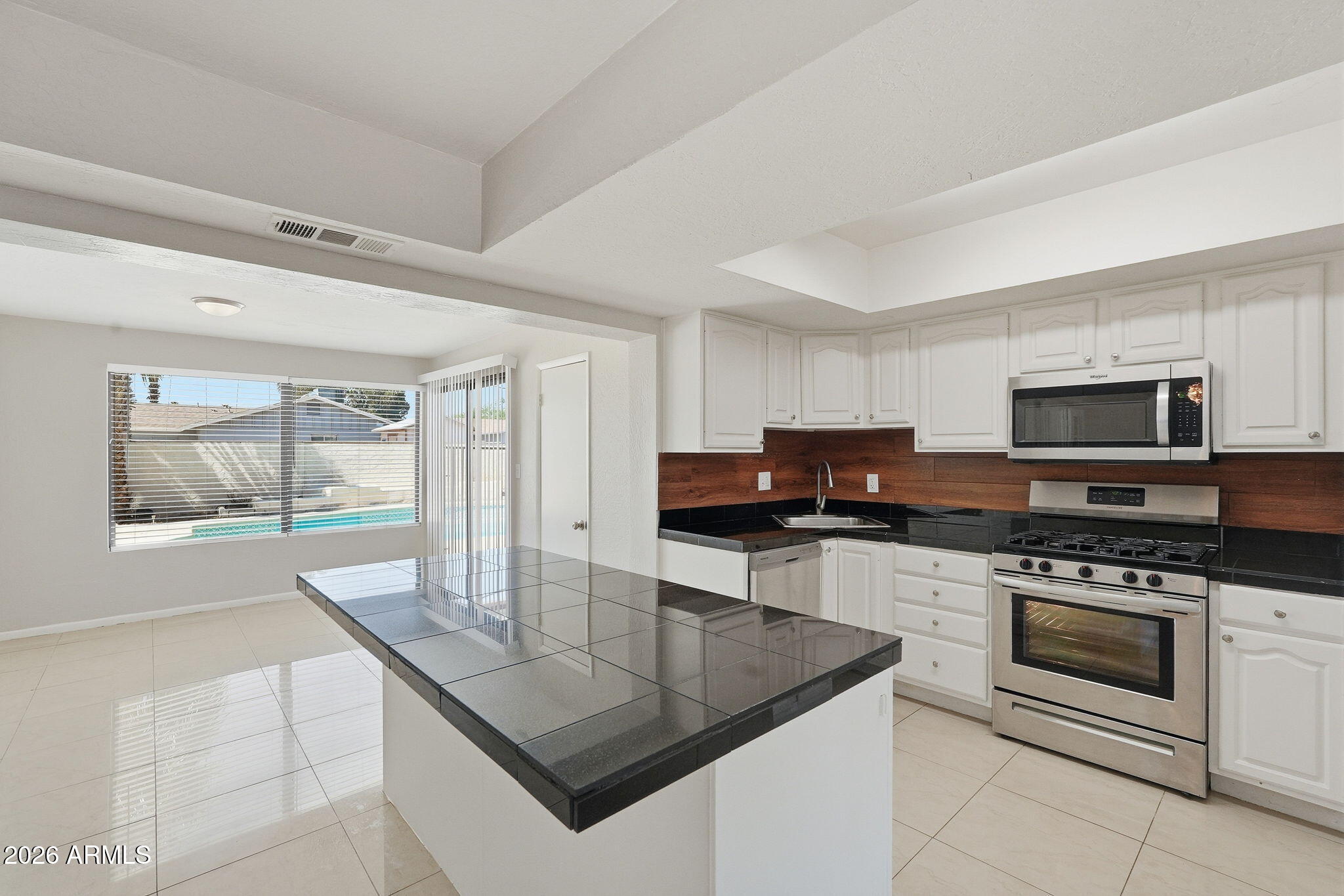 2254 West Wethersfield Road Phoenix, AZ 85029 - Photo 9 of 35 011_ListerPros