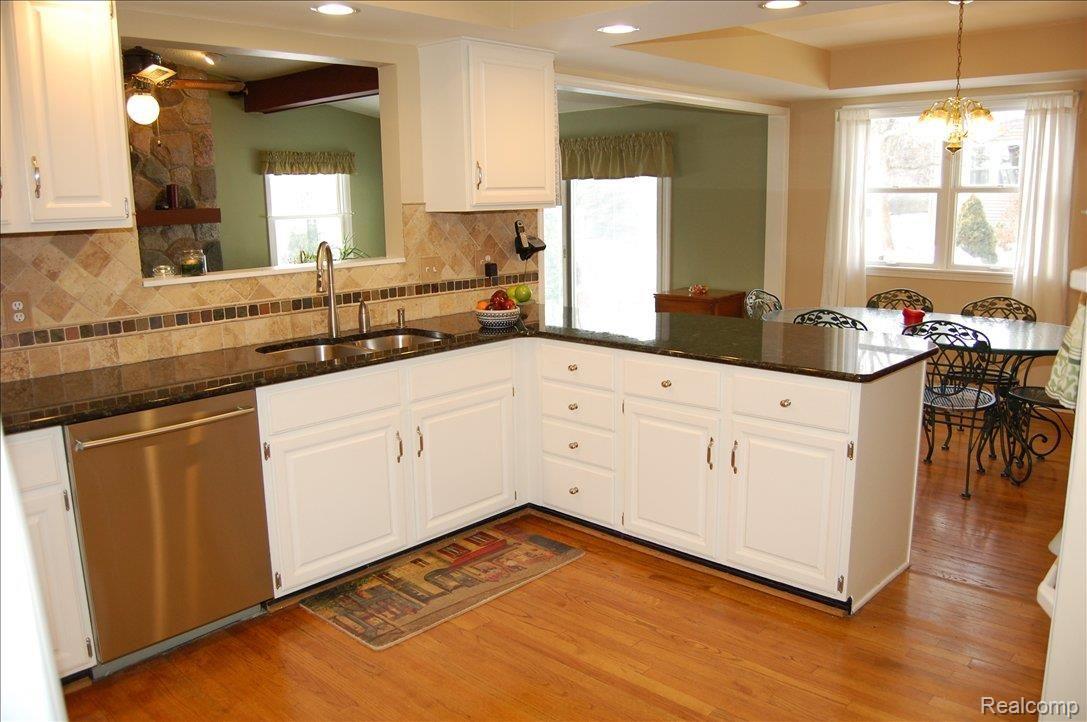 2251 Chippenham Chase Rochester, MI 48306 - Photo 5 of 22 VT Kitch2.jpg