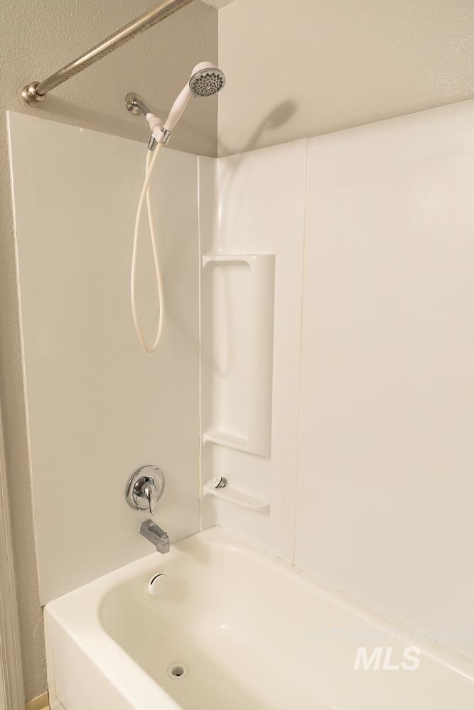 1158 Southwest 14th Avenue Ontario, OR 97914 - Photo 22 of 32 Bathroom featuring tub / shower combination