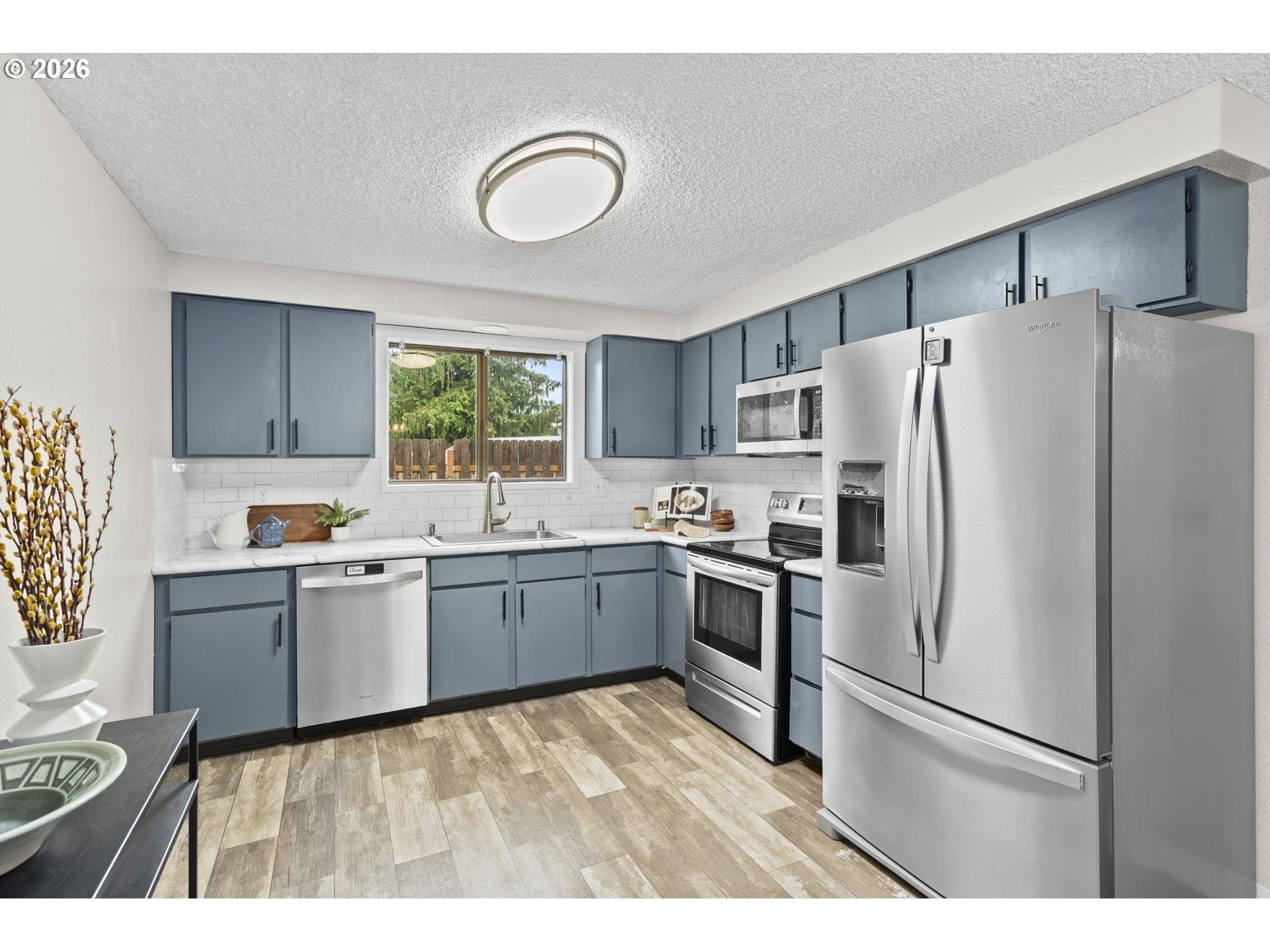 7 Olive Court Longview, WA 98632 - Photo 12 of 35 a kitchen with granite countertop stainless steel appliances a refrigerator cabinets and a sink