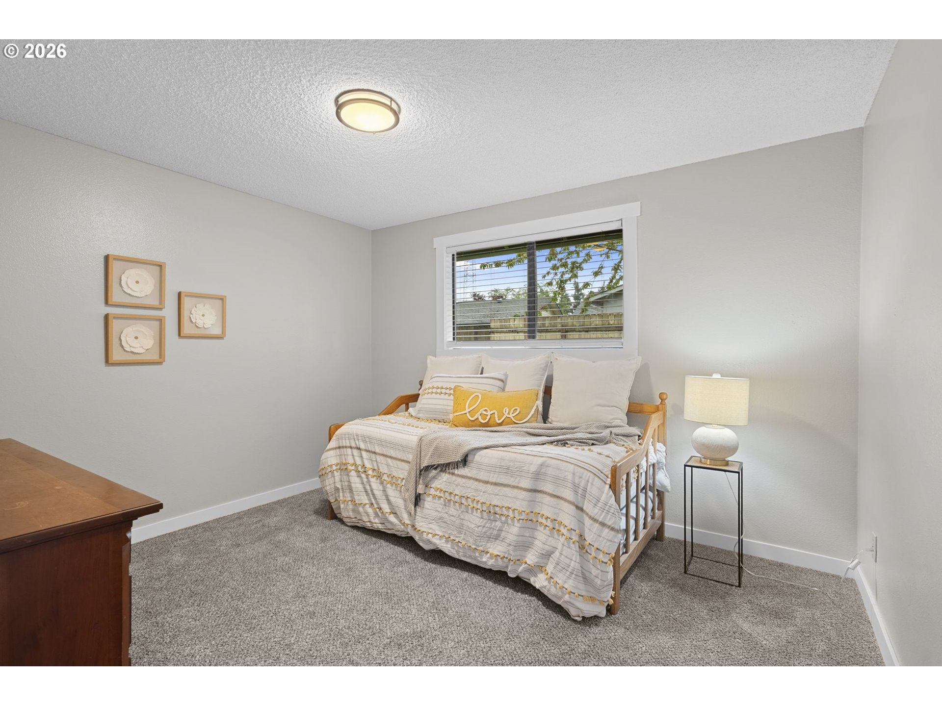 7 Olive Court Longview, WA 98632 - Photo 21 of 35 a bedroom with a bed and a lamp