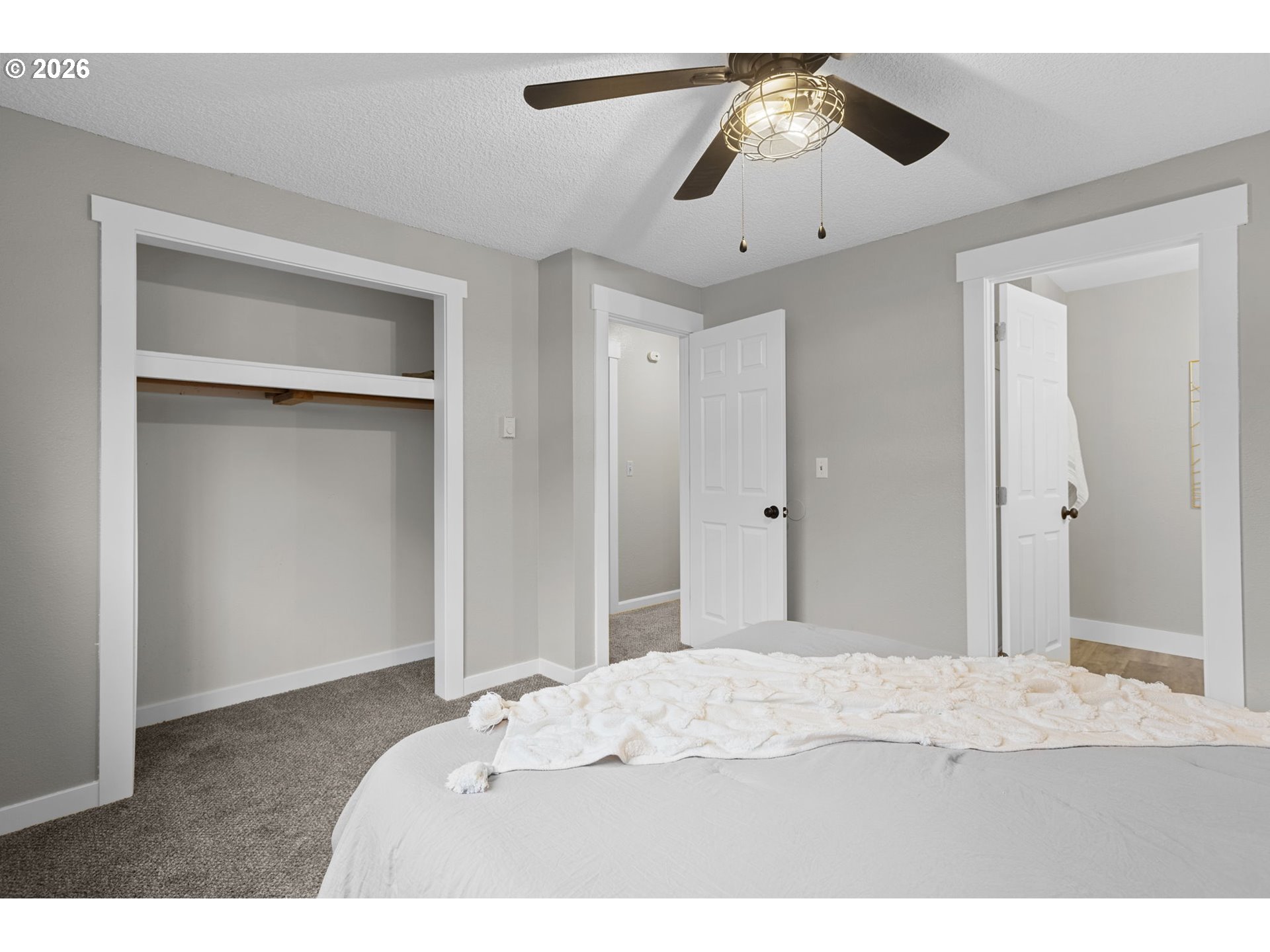 7 Olive Court Longview, WA 98632 - Photo 25 of 35 a bedroom with a bed and a chandelier