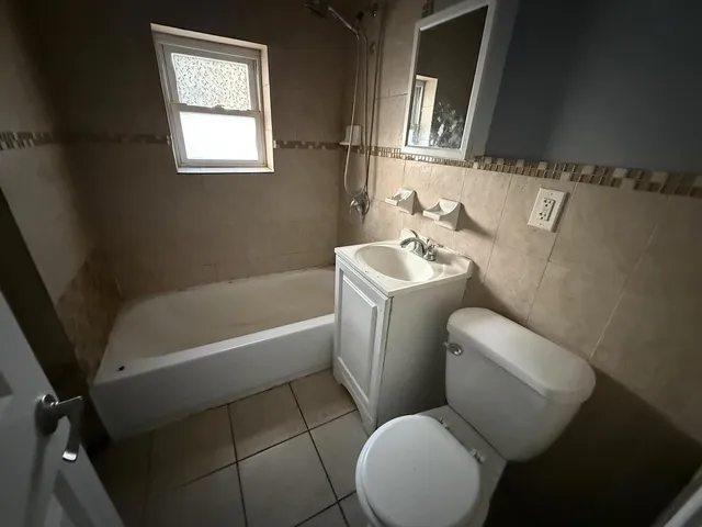 $1,900 | 139 West 54th Street, Unit 3R, Bayonne, NJ 07002