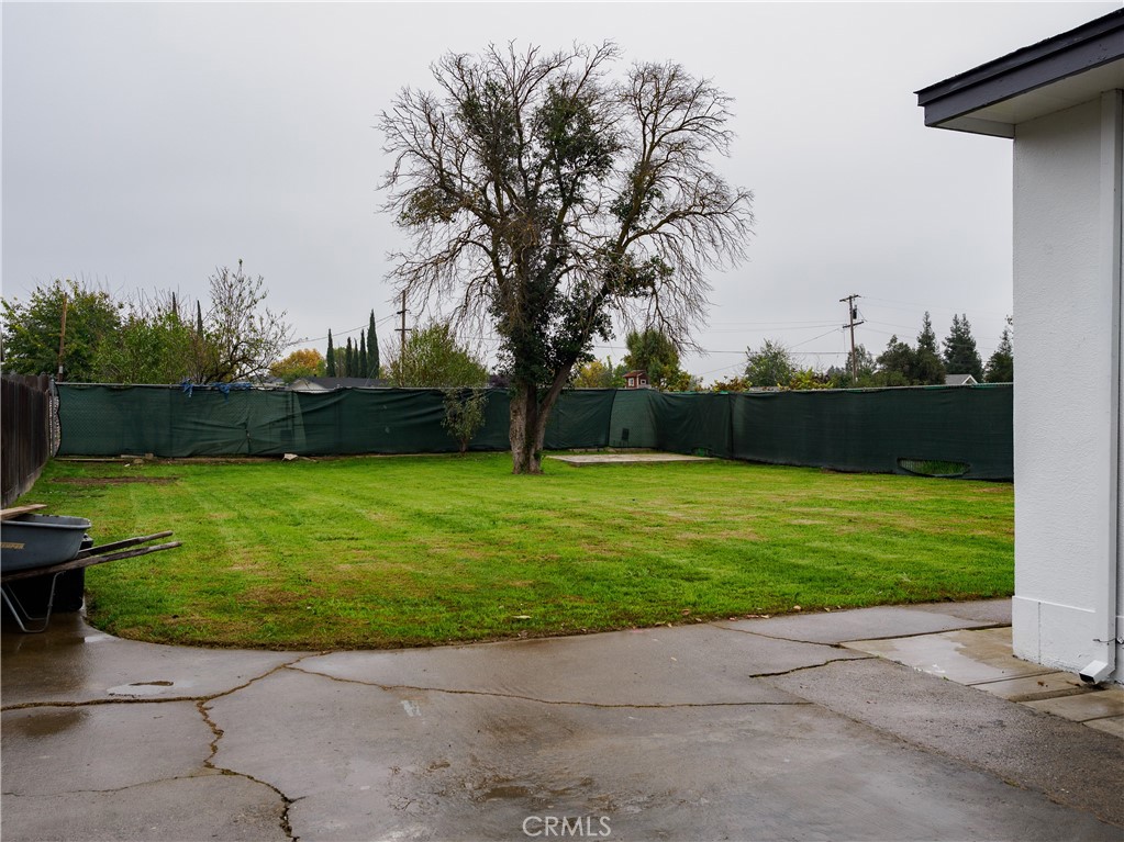 1745 Dale Avenue Merced, CA 95340 - Photo 12 of 18 a view of a garden with a bench in a park