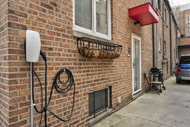 $5,900 | 419 West Briar Place, Unit B, Chicago, IL 60657