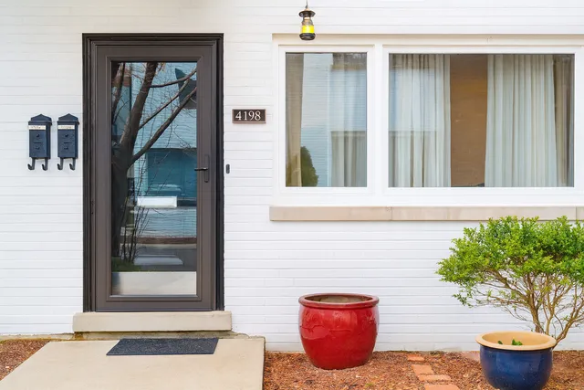 $5,900 | 419 West Briar Place, Unit B, Chicago, IL 60657