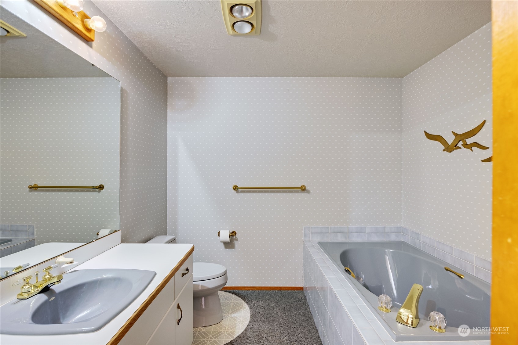 924 Shore Drive Bremerton, WA 98310 - Photo 21 of 36 a bathroom with a sink a toilet and tub