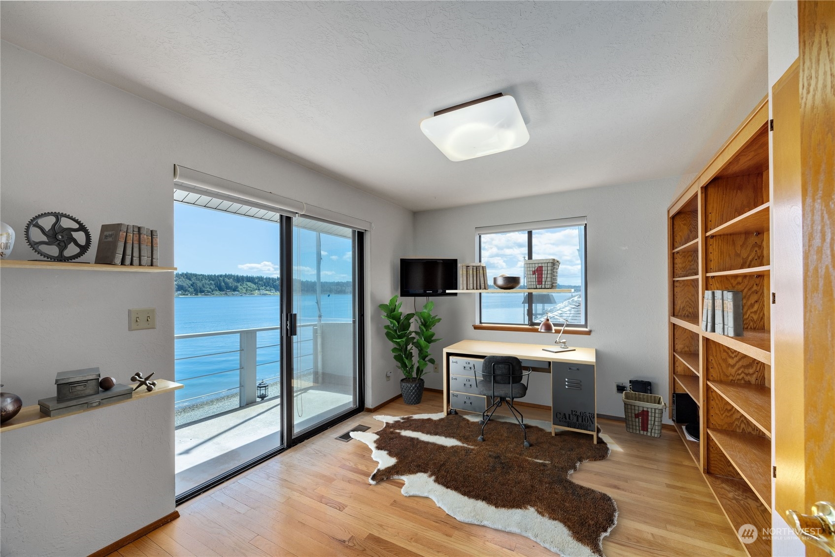 924 Shore Drive Bremerton, WA 98310 - Photo 23 of 36 a view of a livingroom with furniture and front door
