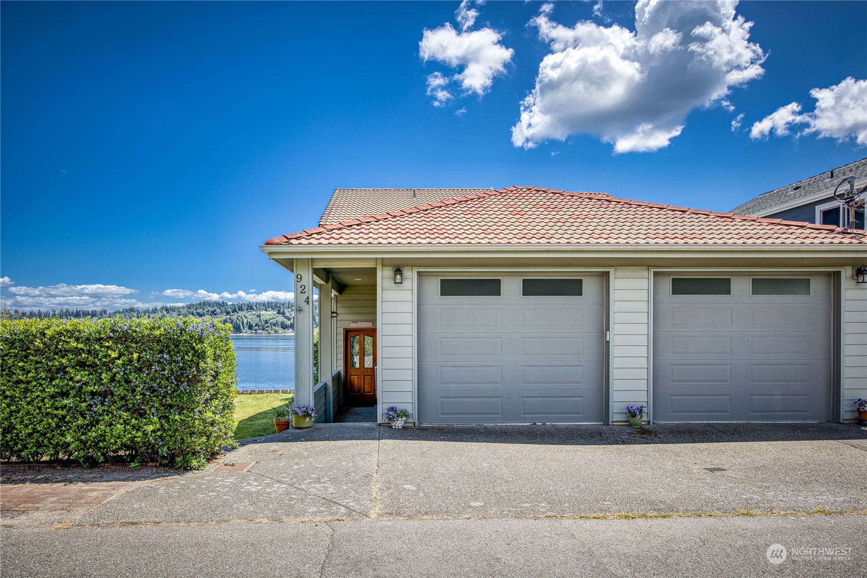 924 Shore Drive Bremerton, WA 98310 - Photo 28 of 36 a front view of a house