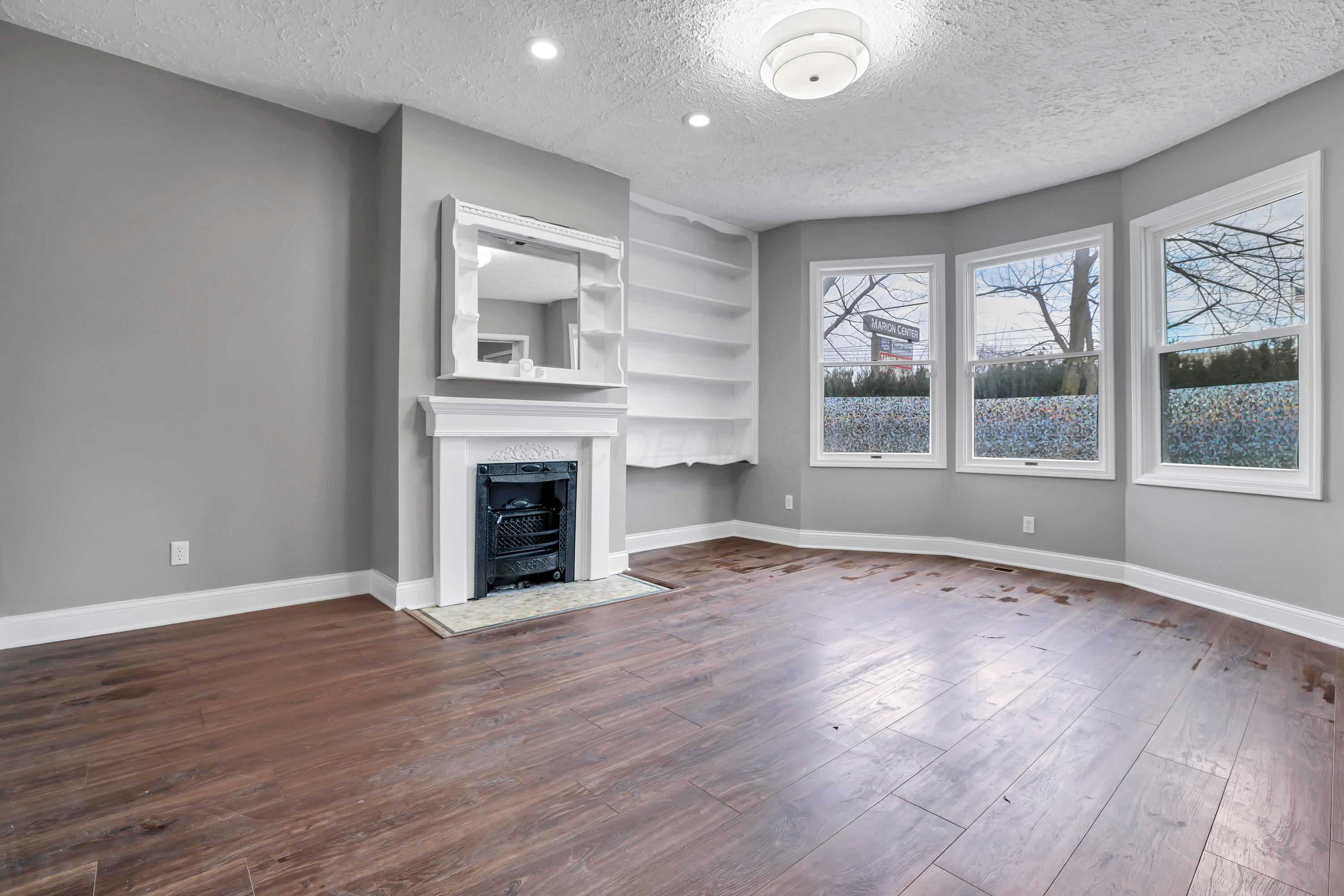 2089 Lockbourne Road Columbus, OH 43207 - Photo 10 of 22 Living Room