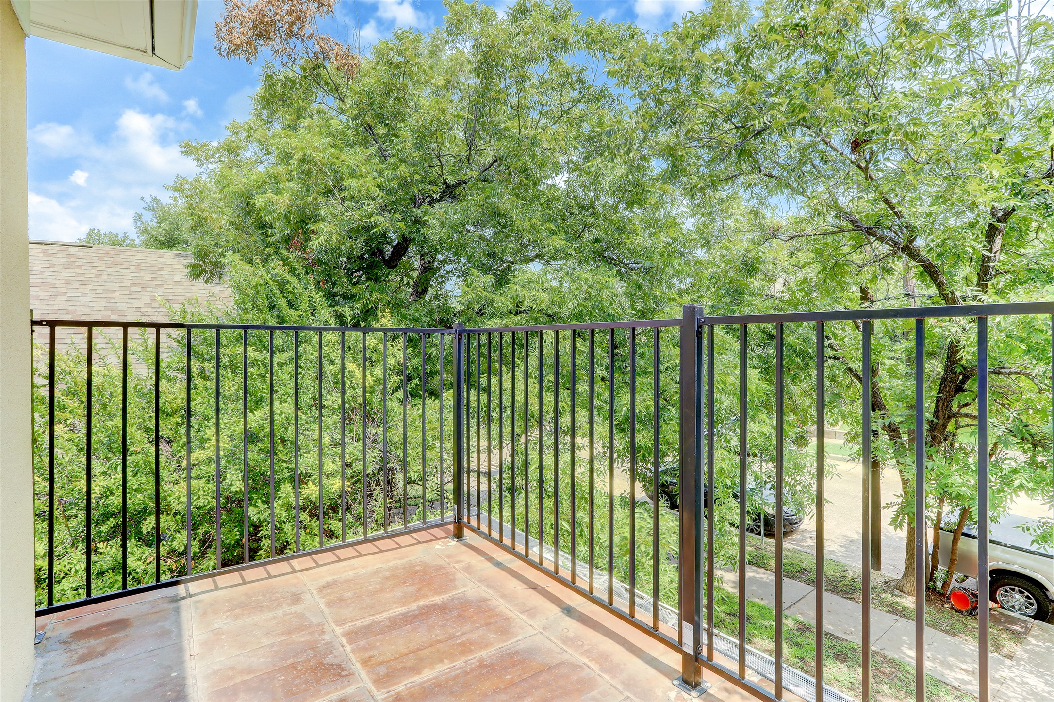 603 Bellevue Place, Unit B Austin, TX 78705 - Photo 4 of 22 a view of a balcony