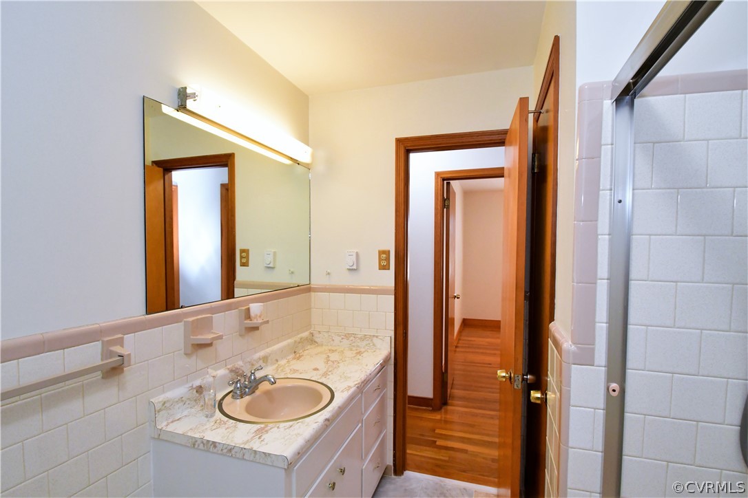 751 Courthouse Road North Chesterfield, VA 23236 - Photo 26 of 37 a bathroom with a sink vanity granite tub and mirror