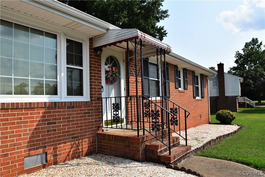 751 Courthouse Road North Chesterfield, VA 23236 - Photo 4 of 37 a front view of a house with garden