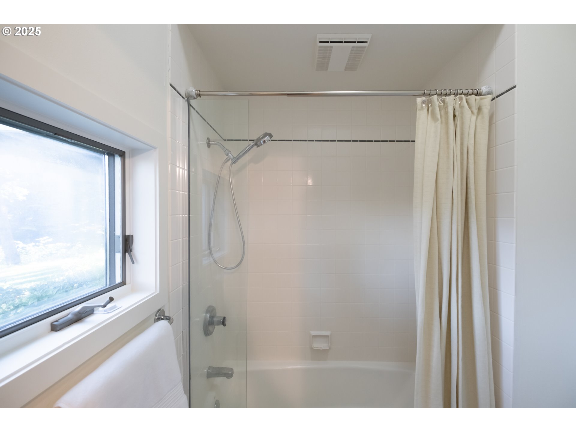 2790 Northwest Sulphur Springs Road Corvallis, OR 97330 - Photo 41 of 48 a bathroom with a shower and a bath tub