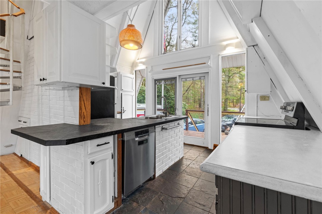 535 Log Road Smithfield, RI 02917 - Photo 6 of 48