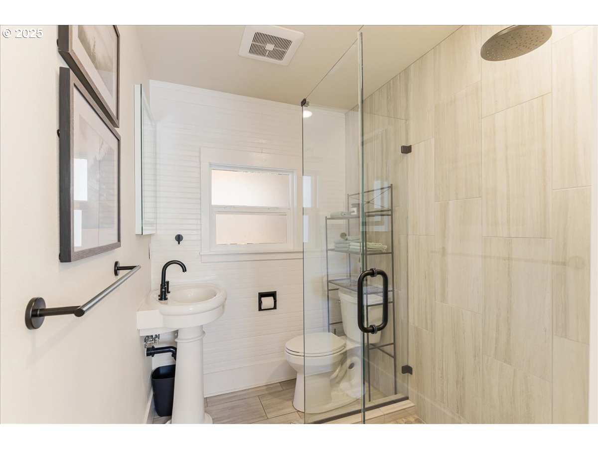 1212 East 6th Street Newberg, OR 97132 - Photo 21 of 44 Bathroom