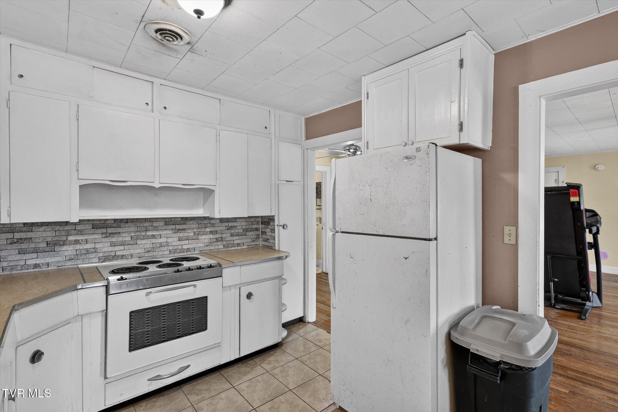 113 Ell Street Greeneville, TN 37743 - Photo 13 of 35 11-113-Ell-St-WindowStill-Photography