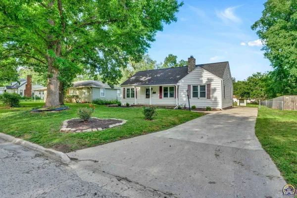 $185,000 | 2212 Southwest Burnett Road, Topeka, KS 66614