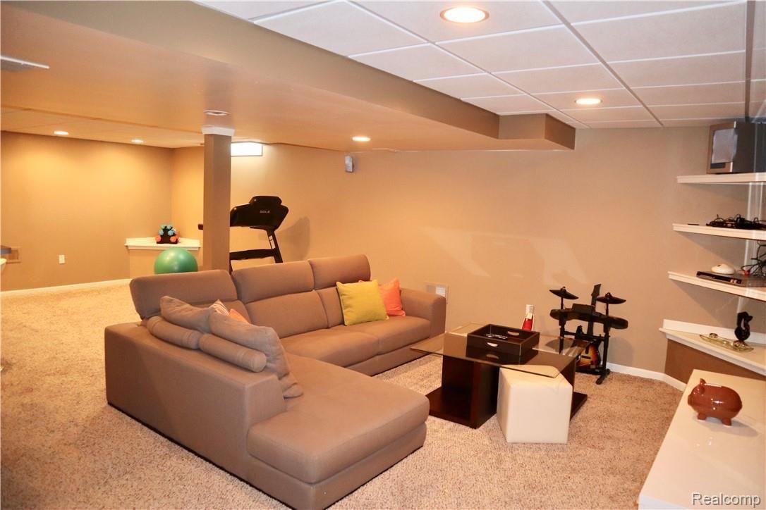2092 Cattail Circle Rochester, MI 48309 - Photo 47 of 52 fullsizeoutput_9a0.jpeg