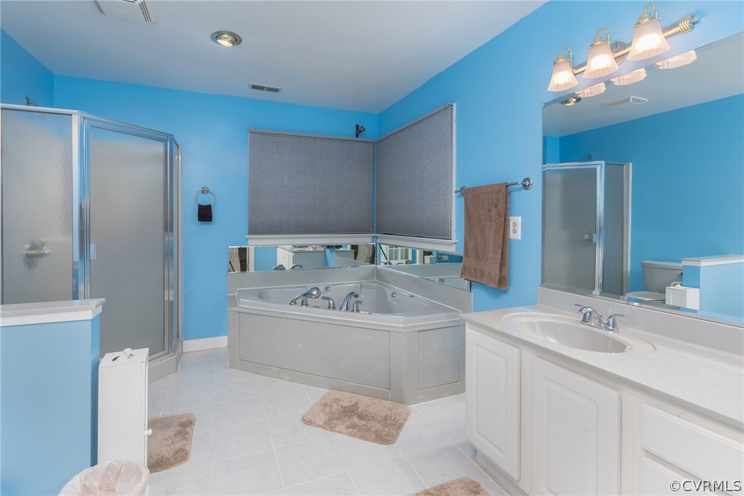 1400 Stone River Road North Chesterfield, VA 23235 - Photo 23 of 34 a bathroom with a tub a sink and a mirror