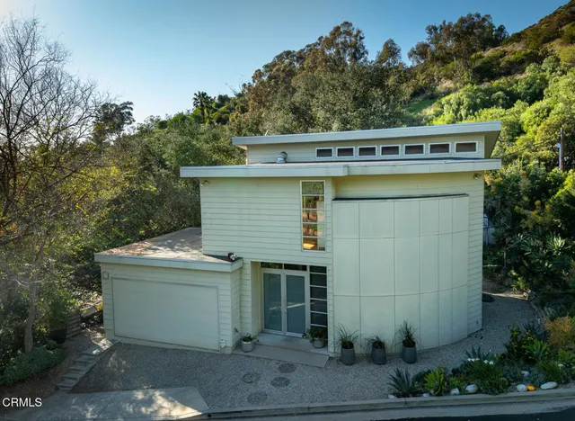 a view of a house with a backyard