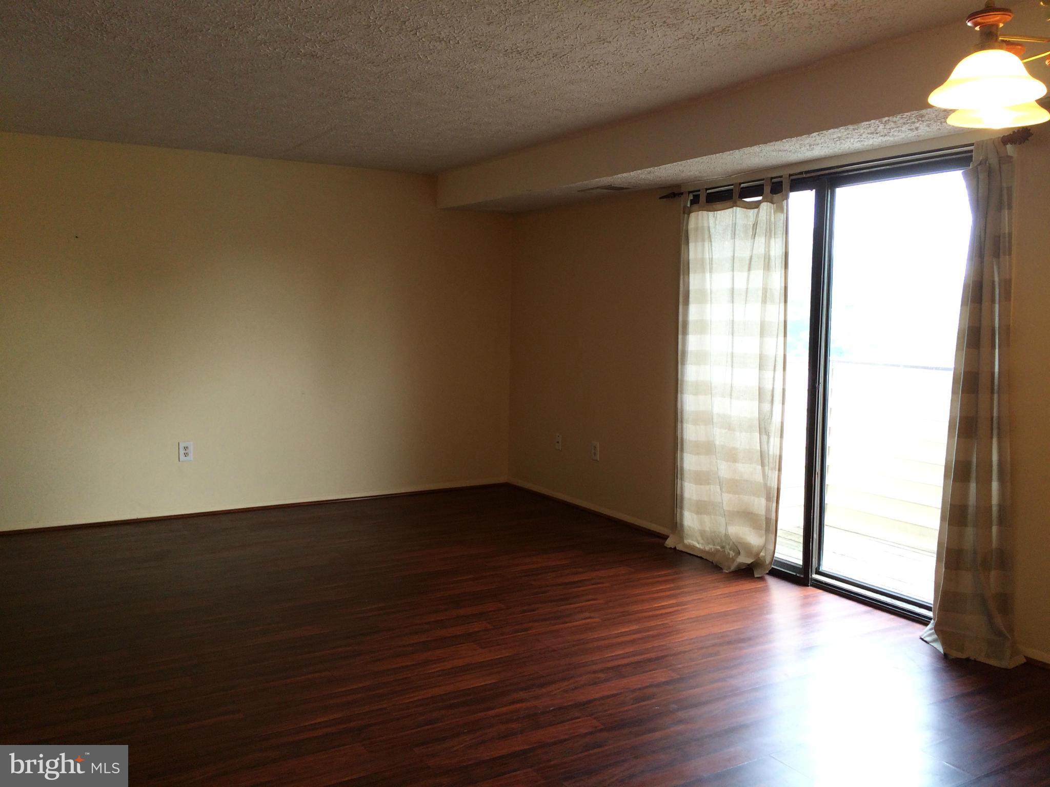 550 Heather Ridge Drive, Unit 7J Frederick, MD 21702 - Photo 3 of 11 Living Room