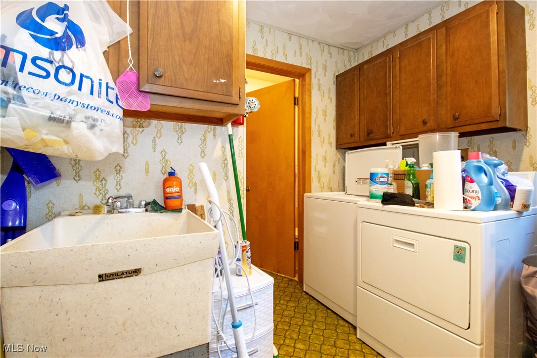 1675 South Funk Road Wooster, OH 44691 - Photo 22 of 34 Washroom with cabinets, sink, and independent washer and dryer