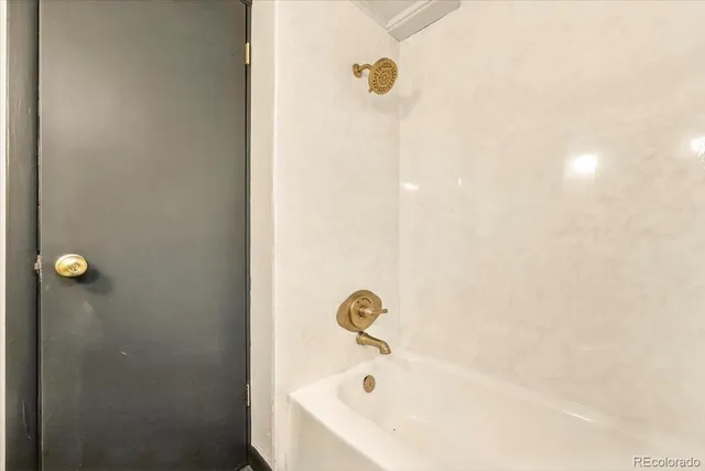 a view of a livingroom with a ceiling fan