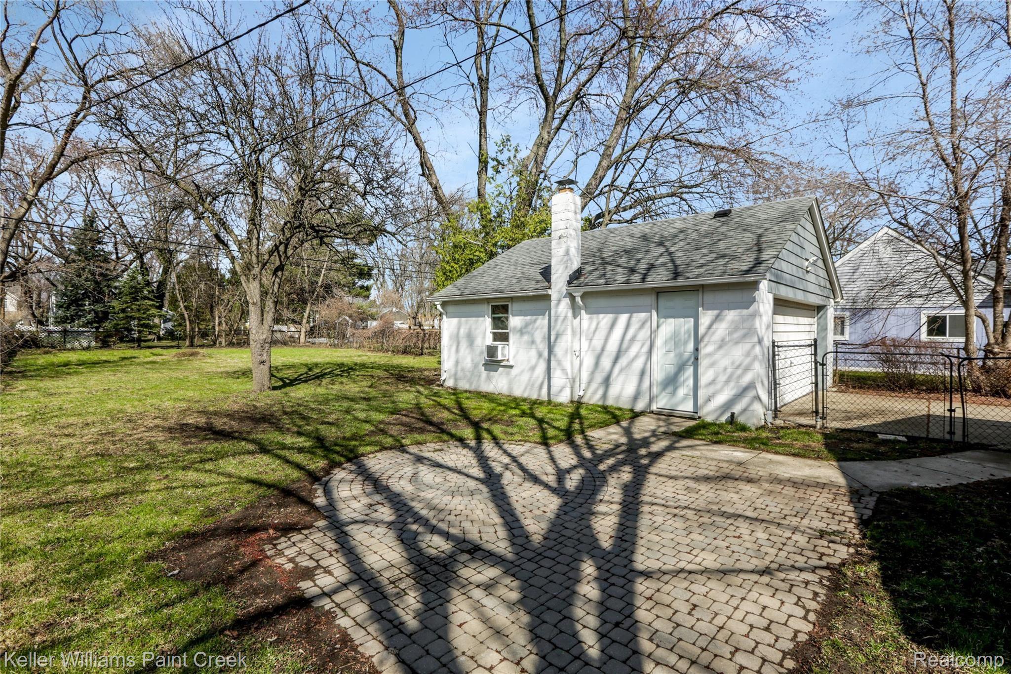1069 East 14 Mile Road Clawson, MI 48017 - Photo 15 of 18 1069 E 14 Mile Rd Clawson0010.jpg