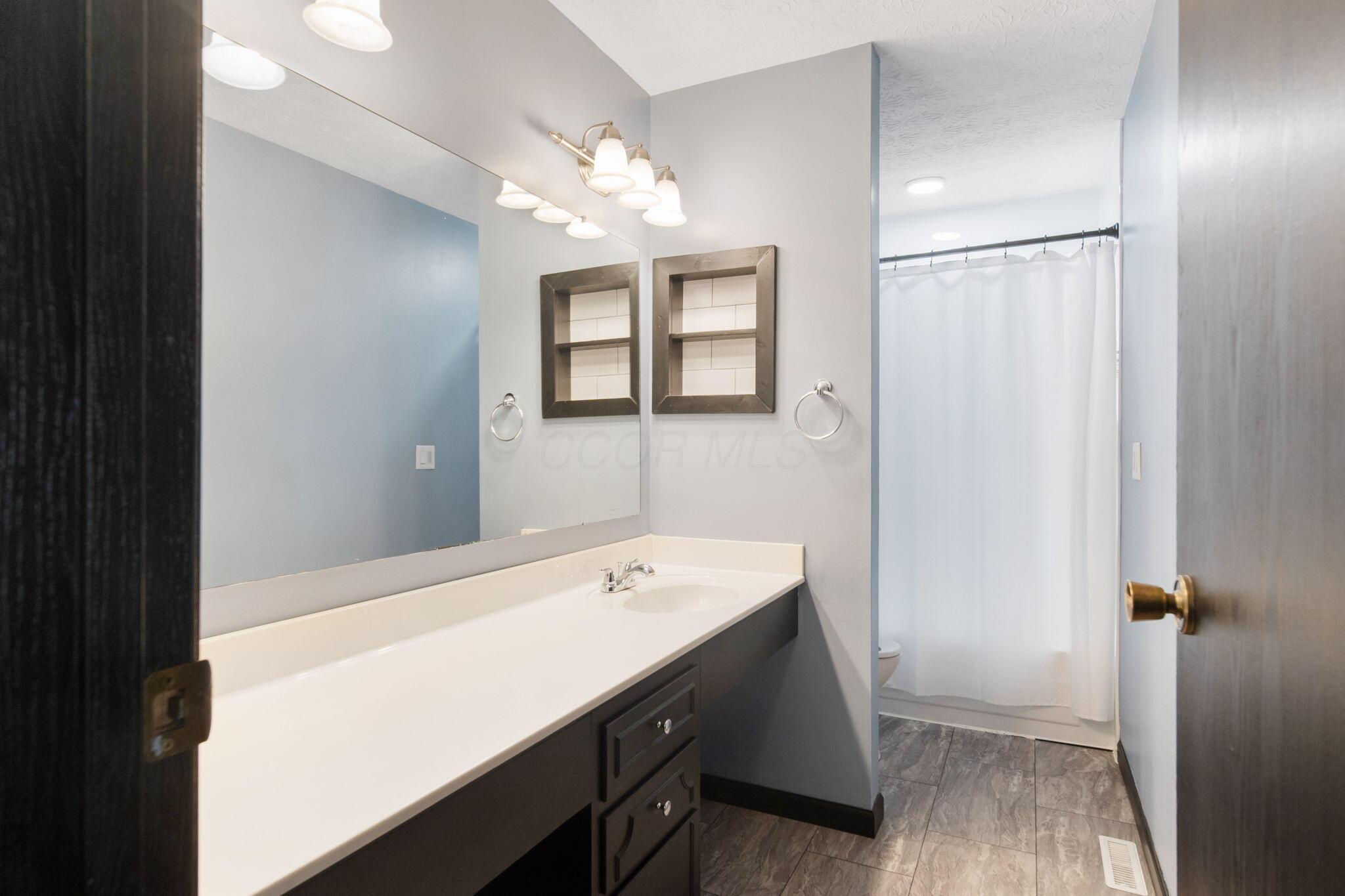 3762 Canon Ridge Place Columbus, OH 43230 - Photo 18 of 45 Full Bathroom