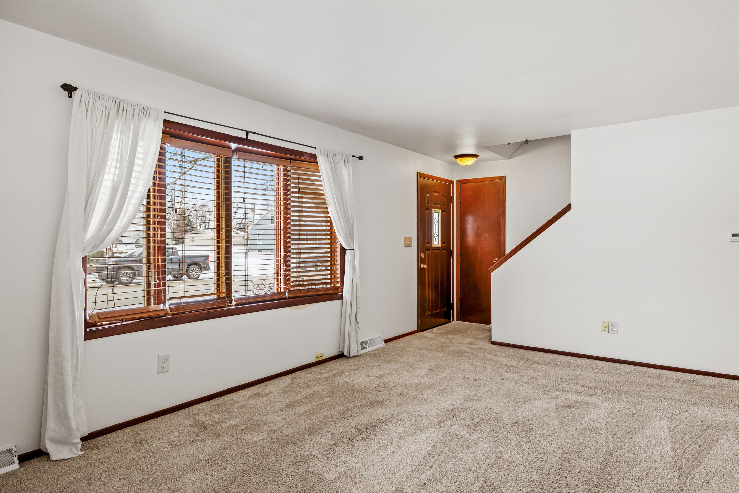 1135 North 27th Street Sheboygan, WI 53081 - Photo 7 of 30 Living Room